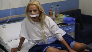 Simona Traşcă, prima apariţie după ce şi-a operat faţa! Cum arată acum focoasa blondă