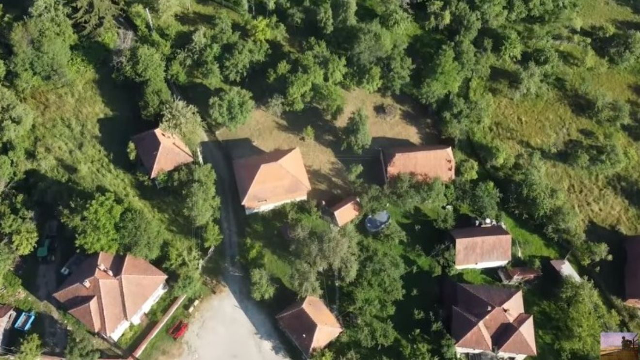 Satul din România care este unic în lume. Turiști de pe întreg mapamondul vin să-l viziteze