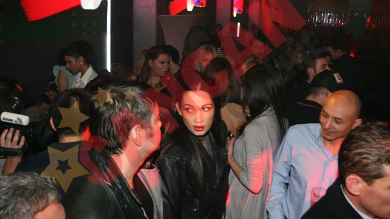 Zsolt Csergo a supravegheat-o pe Nicoleta Luciu, la o prezentare de moda, in picioare