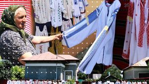 Cezieni, locul unde fetele își expun zestrea pe gard. Sute de ii sunt agățate la porți, pe covoare oltenești și...
