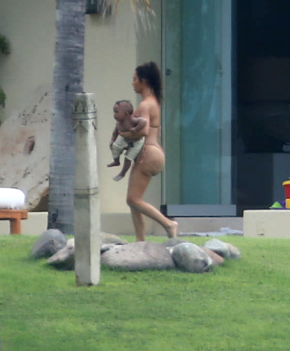 Cum arată KIM KARDASHIAN în costum de baie, după ce a slăbit 30 de kilograme
