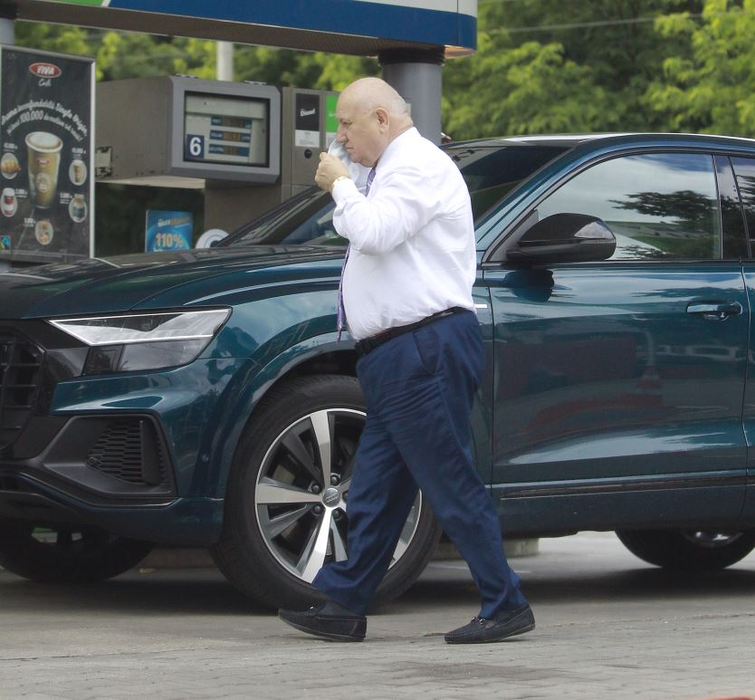 Pavel Abraham se îndreaptă spre magazinul din benzinărie