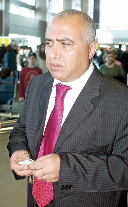 Celebrul Omar Hayssam 
îi terorizează pe gardienii care îl păzesc