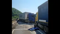 Accident grav în Mehedinți! În impact au fost implicate o autoutilitară și două TIR-uri. Un tânăr și-a pierdut viața