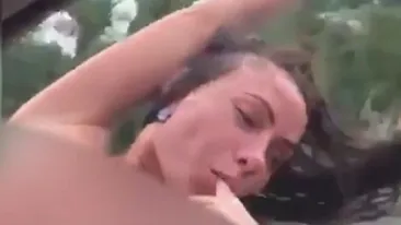 VIDEO / O femeie a făcut show, după ce a ieşit pe geamul maşinii în timp ce era topless! E teribil ce s-a întâmplat în timp ce era filmată