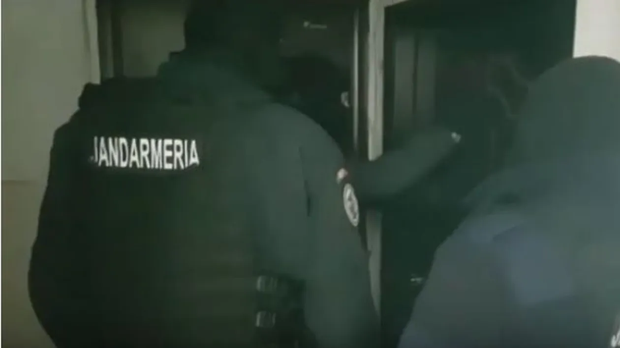 Jandarmii din Bacău s-au dat drept angajaţi la gaze, la o descindere: Cine e?  - De la gaze!  - Culcat! Jandarmeria! VIDEO