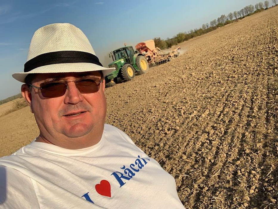 Primarul face live-uri și de pe câmp (Foto: arhiva personală Facebook/Marius Caraveteanu)