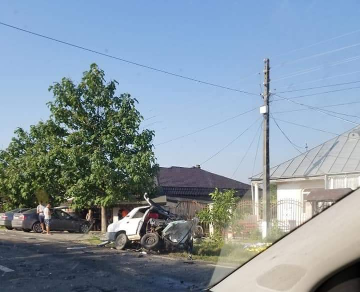 Un polițist din Galați a provocat un accident mortal, iar Dacia în care erau victimele s-a rupt în două. Gestul emoționant făcut de agent înainte de impactul devastator