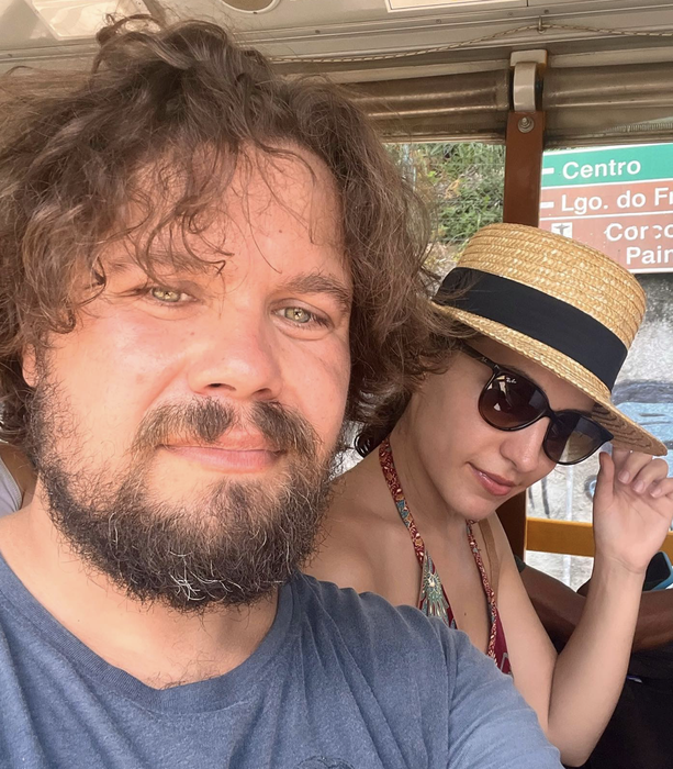 Radu Almășan de la Bosquito va deveni tătic pentru prima oară, la 44 de ani! Soția lui, Mădălina, a publicat prima imagine cu burtica de graviduță