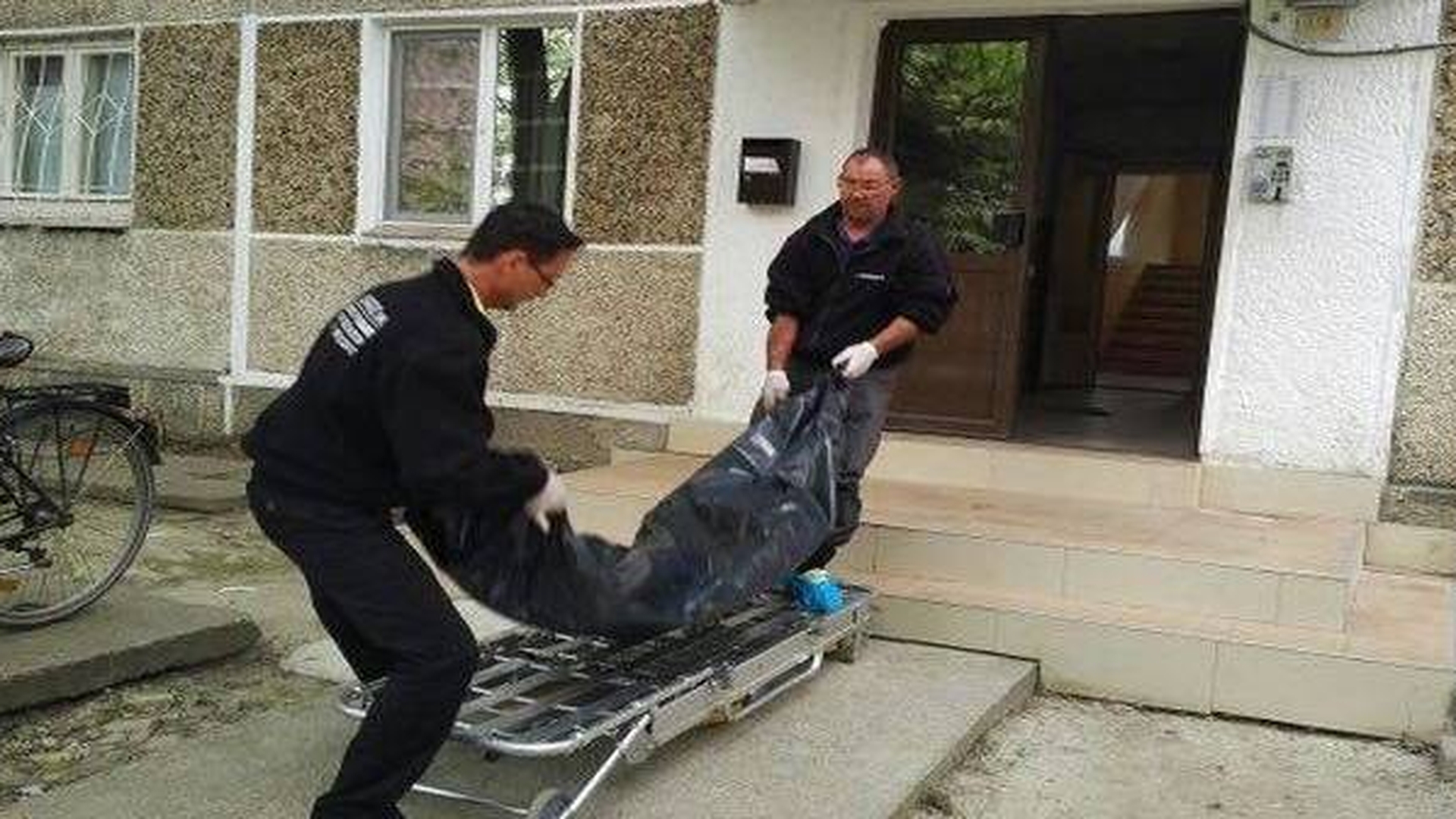 Tânăr de 29 de ani din Timiș, ucis de socru cu mai multe lovituri de cuțit în fața polițiștilor