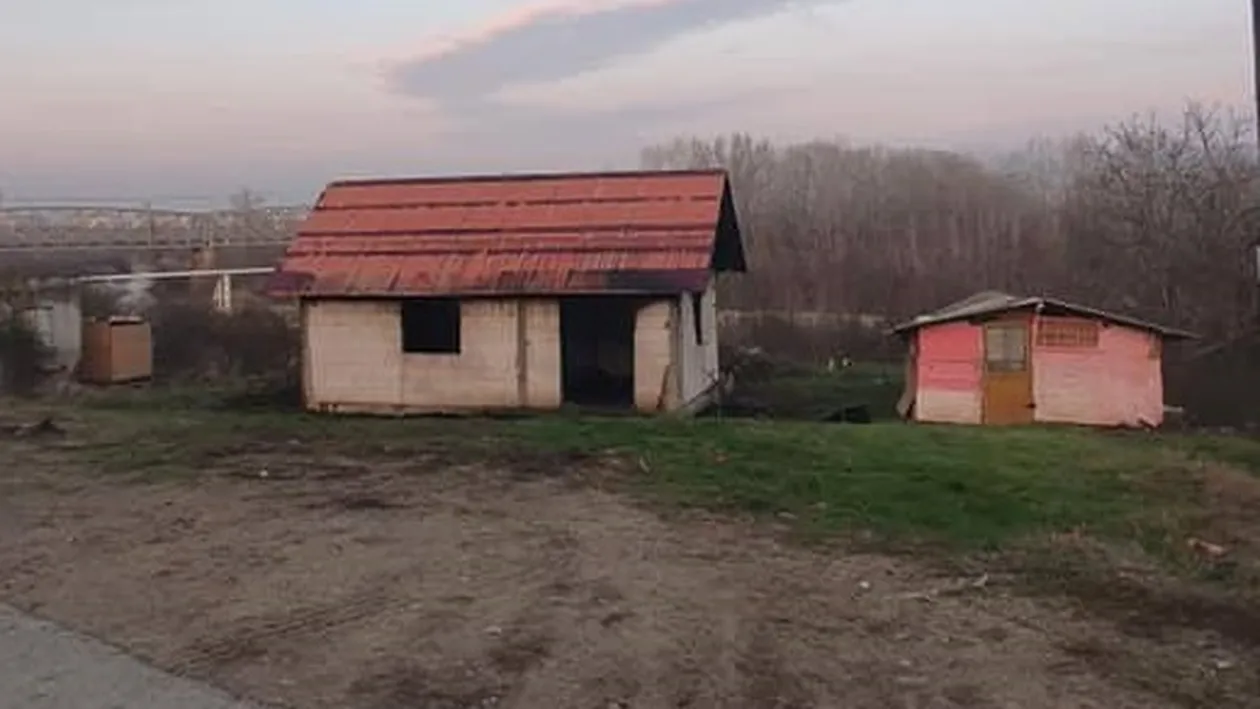 Dramă pentru trei copii orfani de mamă din Balş-Olt. Casa lor a fost distrusă într-un incendiu şi cer ajutor