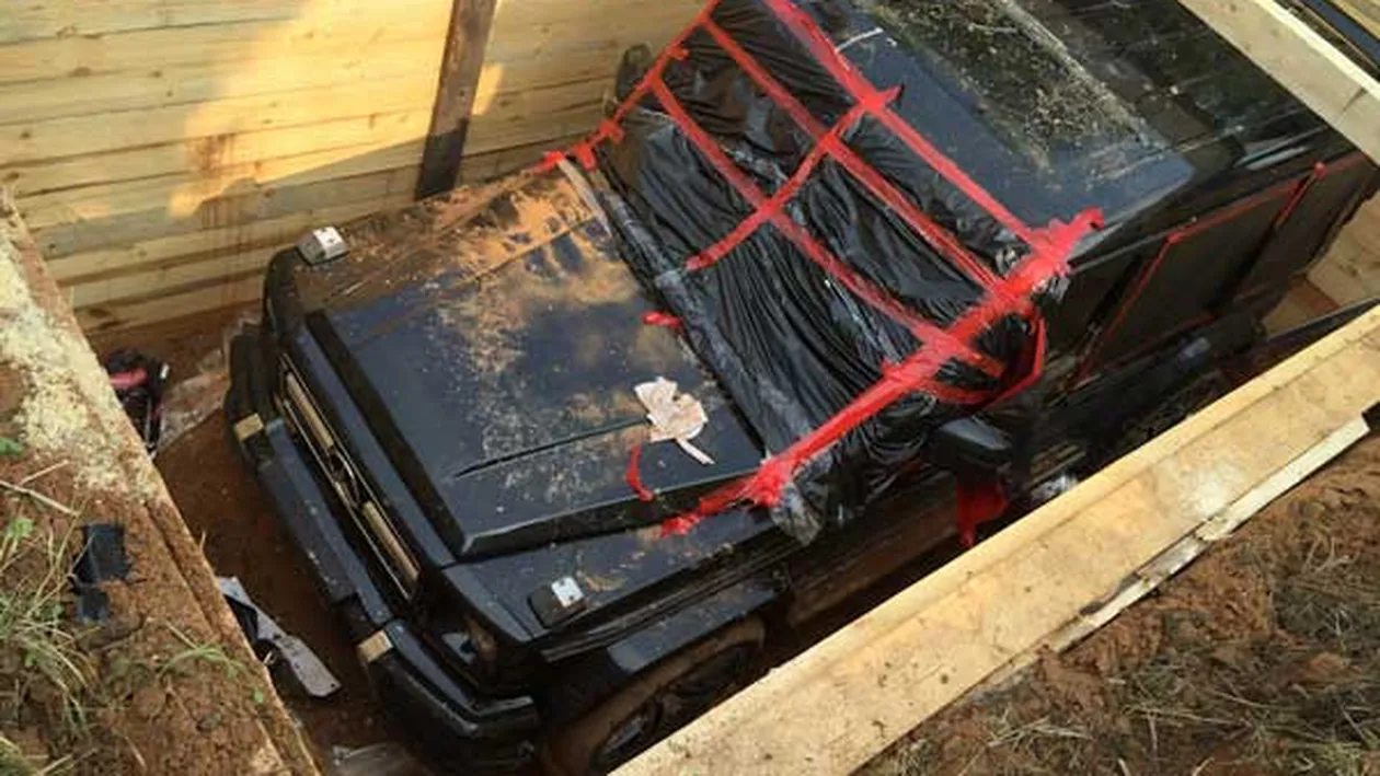 Au descoperit un Mercedes-Benz G-Class îngropat în pământ în Rusia. Ce s-a întâmplat după ce oamenii au verificat bolidul