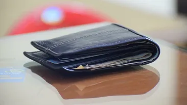 „Odiseea portofelului pierdut” în Arad. Ce au găsit polițiștii în buzunarul său secret