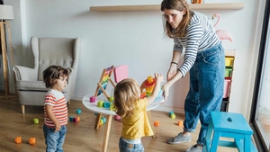 Salarii de 12.000 lei/lună pentru bonele din România. Care sunt cele 7 condiții de angajare
