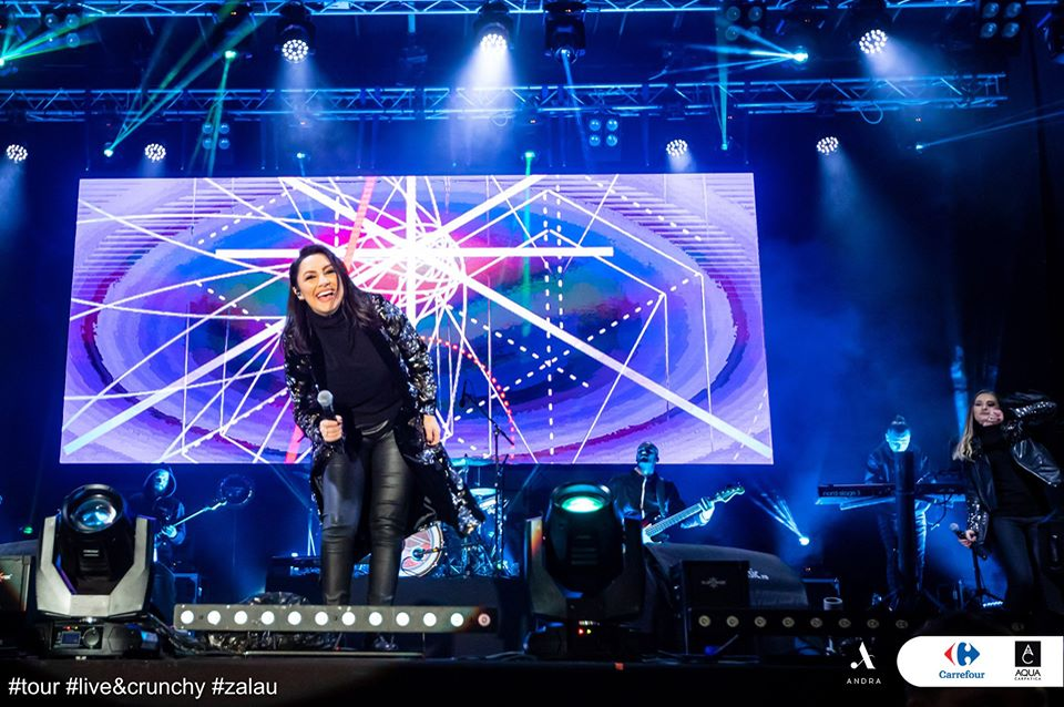 Surpriză! Andra Măruță chiar e însărcinată?! A apărut cu burtica pe scenă, la ultimul concert