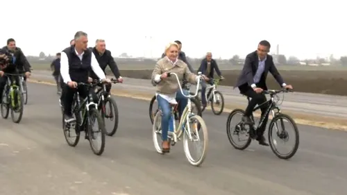 Viorica Dăncilă, pe bicicletă la inaugurarea Centurii Bacău: Mă bucur că acest obiectiv poartă semnătura PSD!