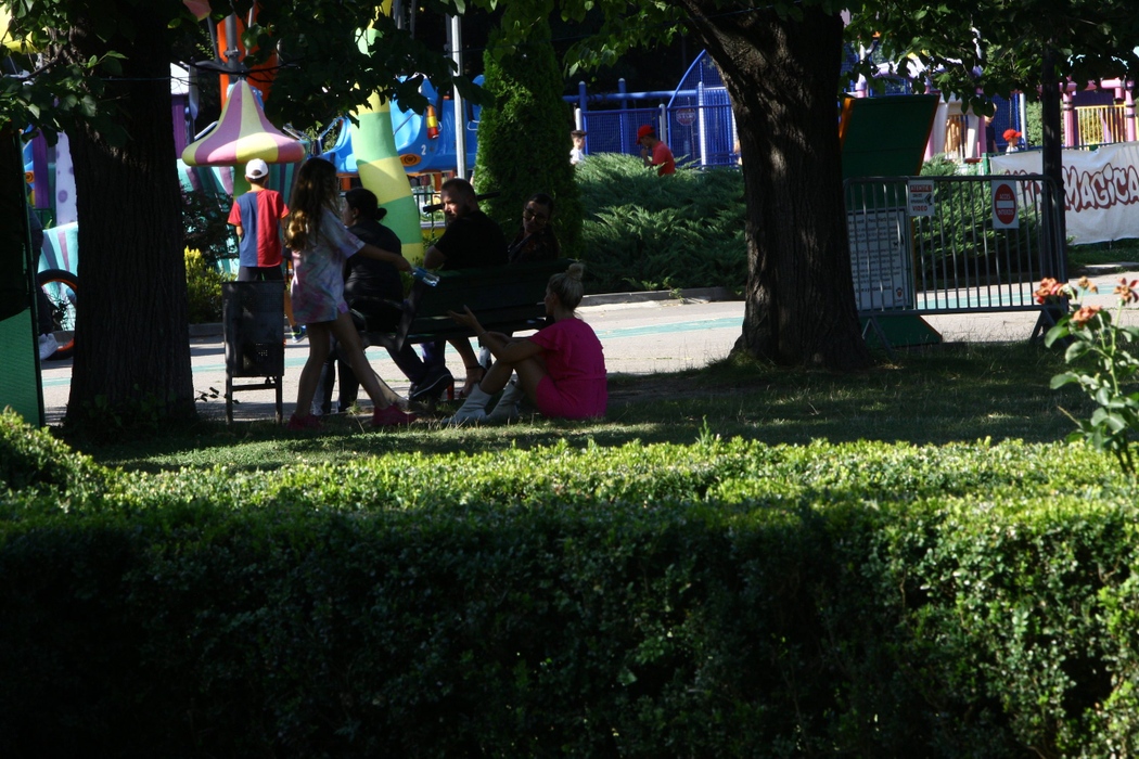 Fetița ei, Sofia, îi aduce o sticlă cu apă