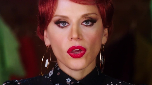 Lori, cele mai multe roluri în noul clip! Cum îţi place mai mult de ea, casnică sau incitantă?
