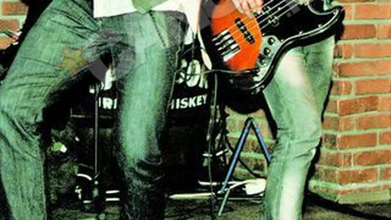 Cornel Ilie s-a relaxat dupa spectacol cu o blonda... fierbinte: A vrut sa-mi arate cat de mult i-a placut concertul!