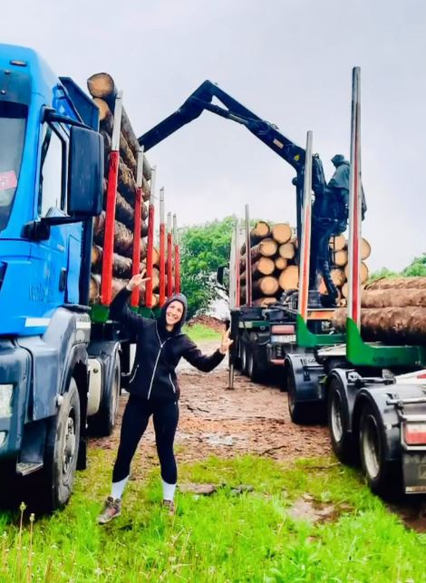 Sara, o șoferiță de TIR de 36 de ani, a devenit eroină pe autostradă./ sursă foto: instagram