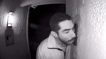Motivul pentru care un bărbat a lins soneria unei case timp de trei ore!