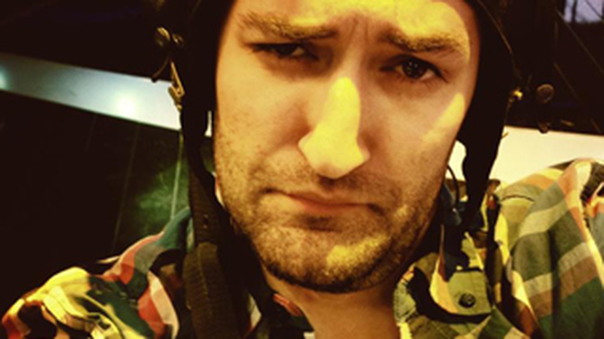 VIDEO Delicios de amuzanti! Alex Velea s-a pozat langa un extraterestru si Smiley s-a costumat in aviator!