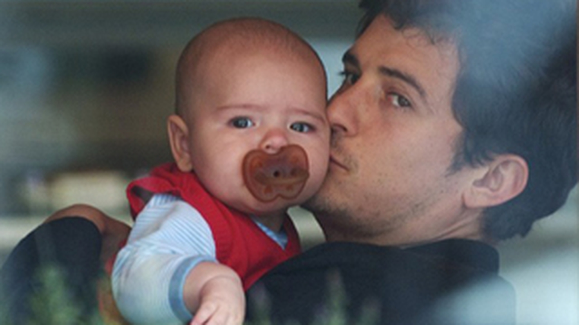 Orlando Bloom isi duce baietelul intr-o cafenea