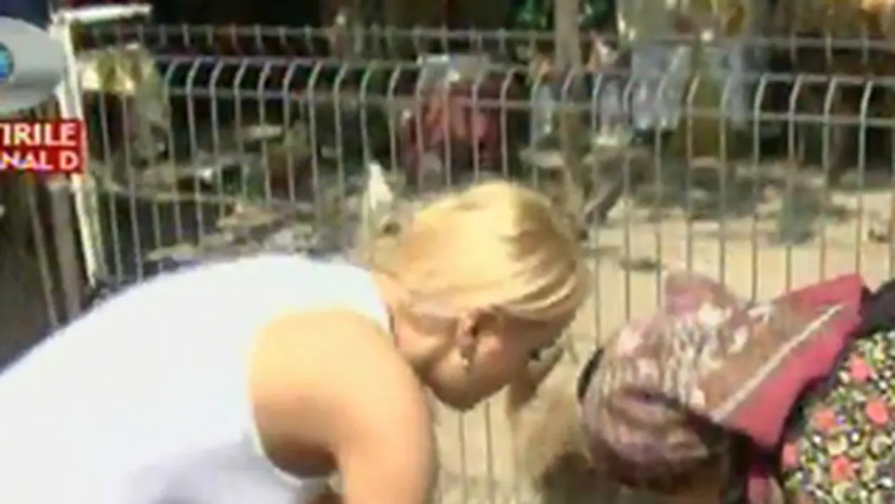 VIDEO Simona Trasca l-a uitat pe Varciu! Blonda a ajuns la tara si s-a apucat sa mulga capre!