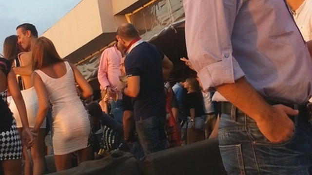 Habtoor a facut-o lata din nou! Printul Max a mutat Dubaiul pe plaja din Mamaia! Uite-l cum saruta cu foc o bruneta, pe masa