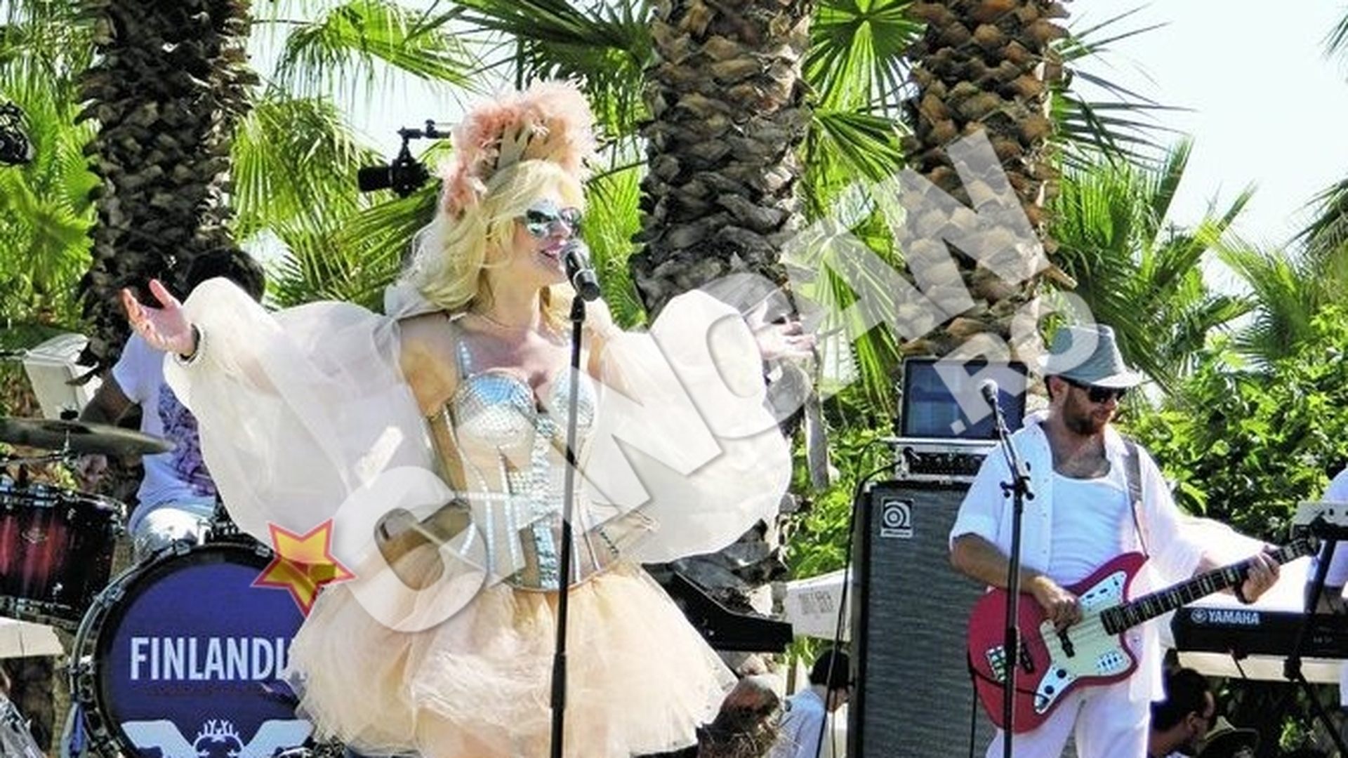Jandarmii au intrerupt show-ul artistei din cauza unui vecin deranjat de zgomot. Loredana a cutremurat Riviera Franceza!