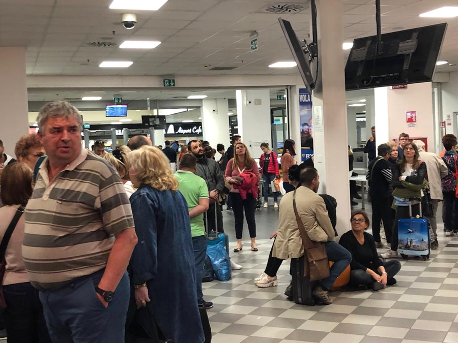 Românii așteaptă în aeroportul din Pisa neștiind ce se întâmplă. Nimeni nu a anunțat ce și cum