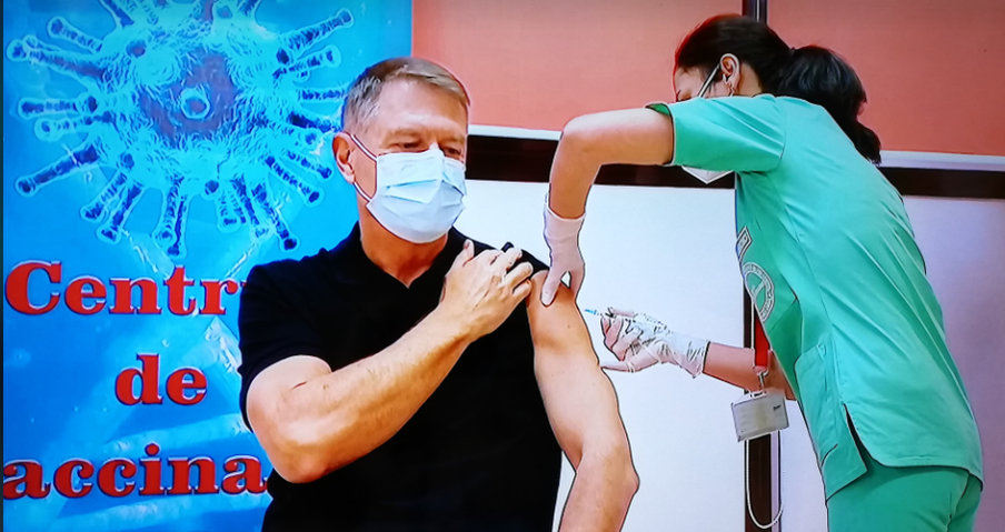 Klaus Iohannis s-a vaccinat! Cum a reacționat președintele României GALERIE FOTO