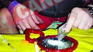 Un detinut s-a fotografiat in timp ce se droga