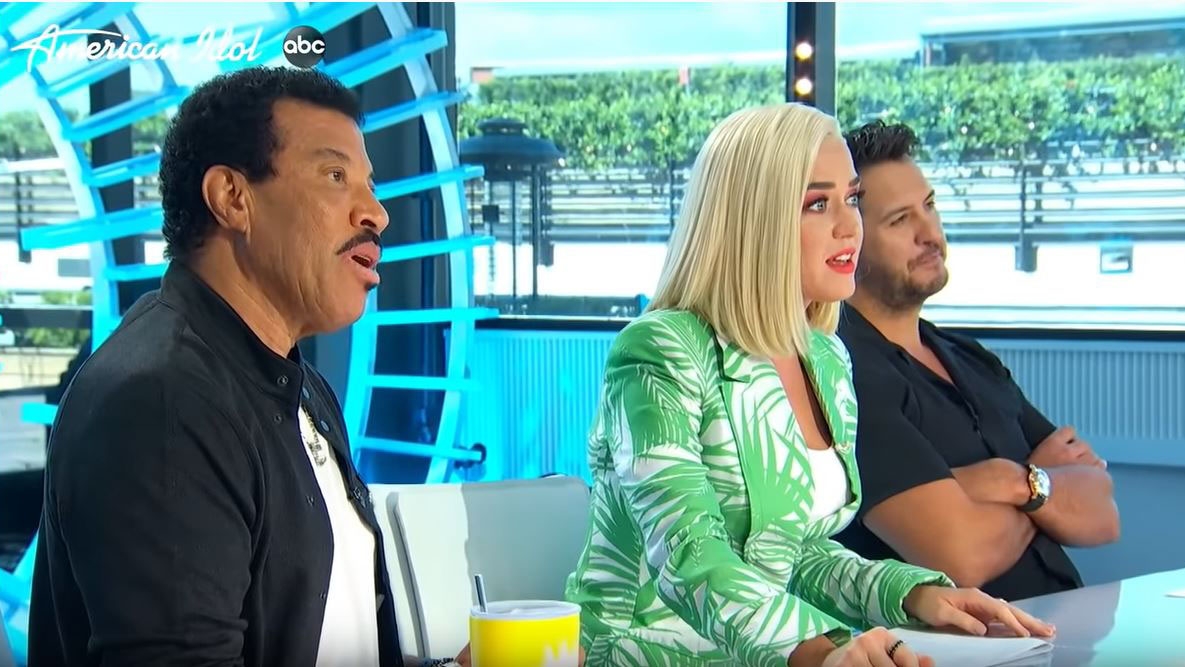 Premieră la American Idol! O concurentă a intrat în competiție fără să se înscrie la audiții și i-a uimit pe jurați cu vocea ei