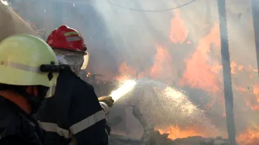 O mamă și bebelușul ei, evacuați cu autoscara pompierilor în urma unui incendiu, în Argeş