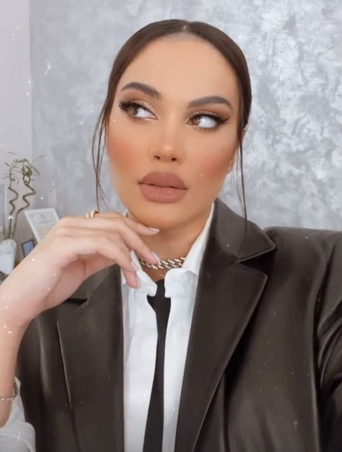 Betty Blue, criticată dur de un bărbat: “Bagă-te în lăutărie, pozele nu mint, îți crește fundul”. Cum a reacționat fiica lui Florin Salam în fața acestor replici