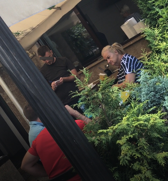 "Regina vinului", mama lui Ivănescu Jr., a fost şi ea la terasă cu fiul ei
