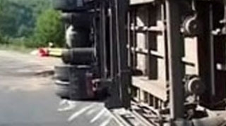 Un TIR incarcat cu clorura ferica s-a rasturnat pe soseaua de centura a municipiului Buzau