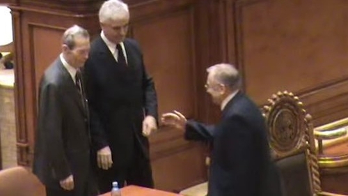 VIDEO / Ce a scris Ion Iliescu pe blogul său, după moartea Regelui. Fostul preşedinte l-a expulzat din România în 1990, iar în urmă cu 6 ani, a rămas cu mâna întinsă...