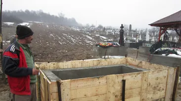 Tatal lui Leo va avea masa si banca langa cavou, pentru pomeni! La noi, mortul sta si el la masa, asa e traditia