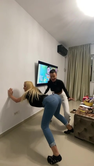 Ana Mocanu și Simona Trașcă, ”body shot” în dormitor!