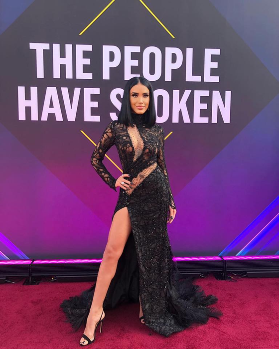 Ce ţinută a purtat Adelina Pestriţu la E! People’s Choice Awards. A atras toate privirile pe covorul roşu din America