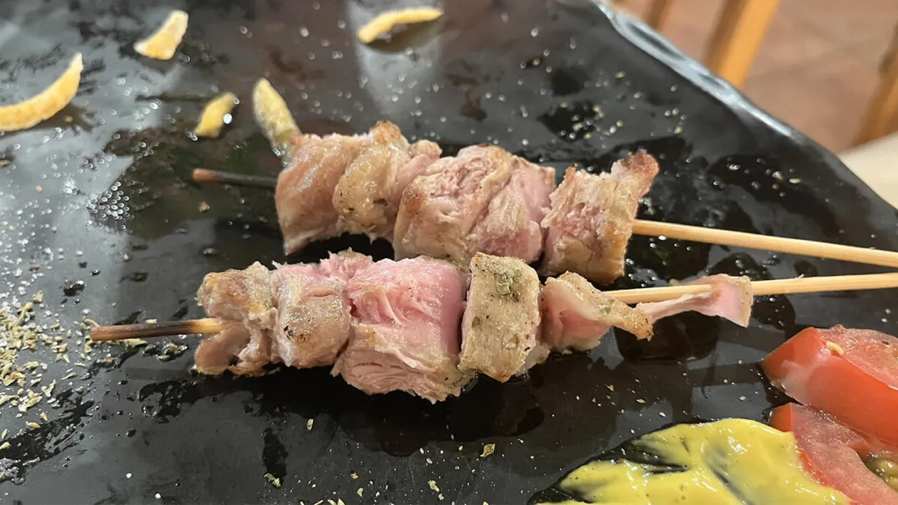 Bogdan din Ploiești a comandat souvlaki într-un restaurant din Grecia. Ți se întoarce stomacul pe dos - ce a primit!