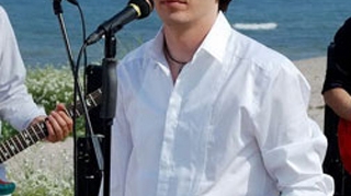Alex Vasilache doneaza microfonul cu care a cantat cand a inceput colaborarea la "Cronica Carcotasilor"!
