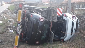 Accident în Vâlcea: Două TIR-uri s-a ciocnit, de pe o platformă au căzut mașini