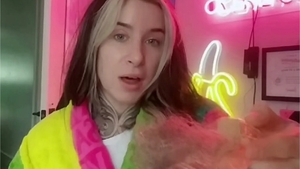 Cum a devenit această tânără milionară la doar 28 de ani, după ce și-a vândut unghiile și lenejeria intimă