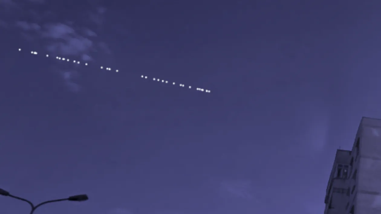 Ce reprezintă, de fapt, linia punctată care apare pe cerul Iașului. Elon Musk este direct responsabil. FOTO