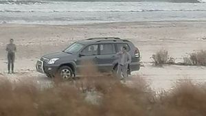 Au reapărut teribiliștii pe litoral. Ce au făcut doi turiști cu mașinile, pe plajă - riscă amenzi colosale