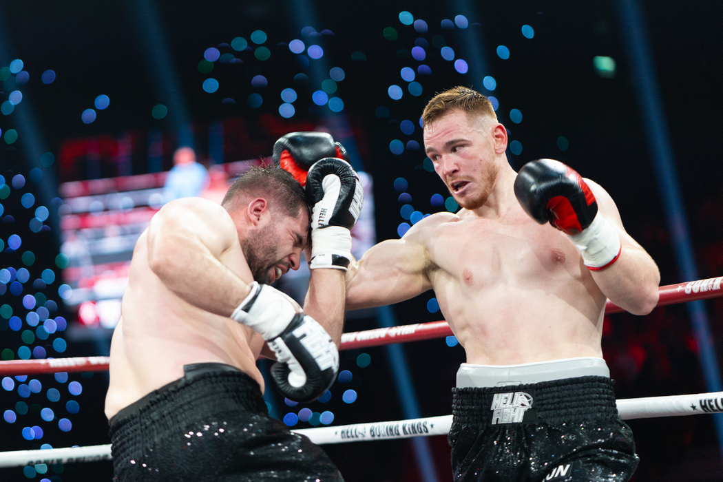 (P) Arena DVTK vuiește în timp ce turneul HELL Boxing Kings debutează cu knockouturi, victorii și tribune pline