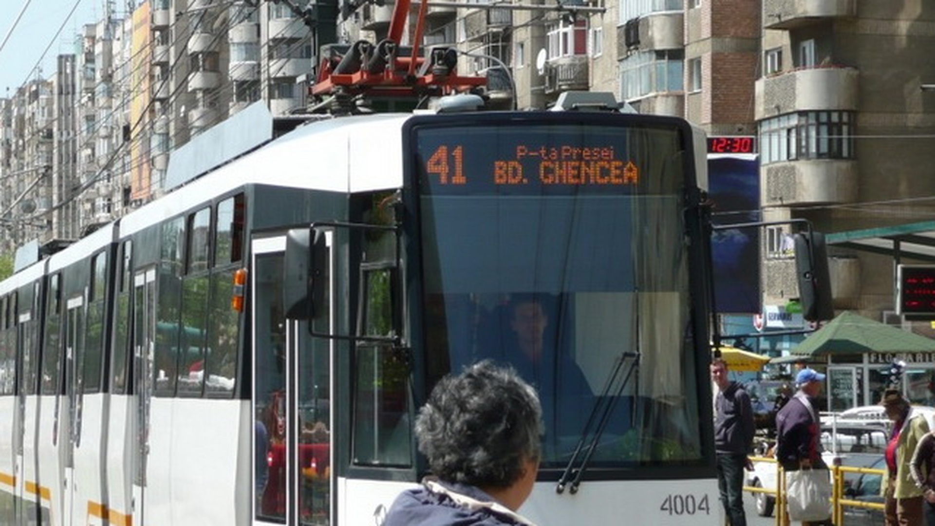 N-o sa-ti vina sa crezi cum s-a imbracat aceasta pensionara astazi in tramvaiul 41! Toti calatorii din Drumul Taberei au ras de ea